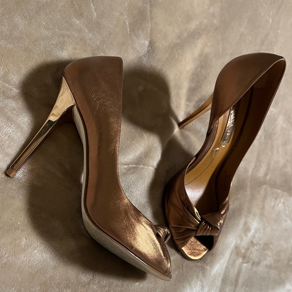 BCBG WOMANS PUMPS